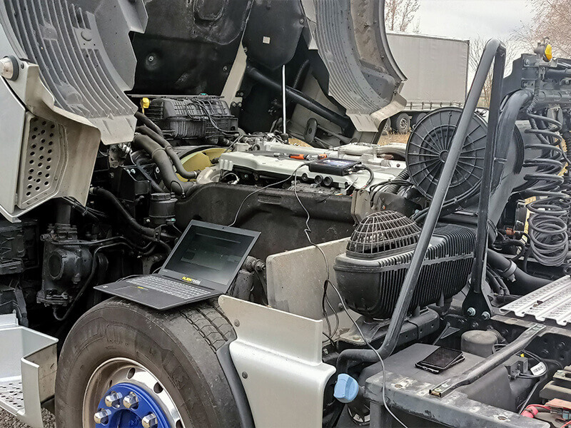 laptop leżący na kole samochodu ciężarowego